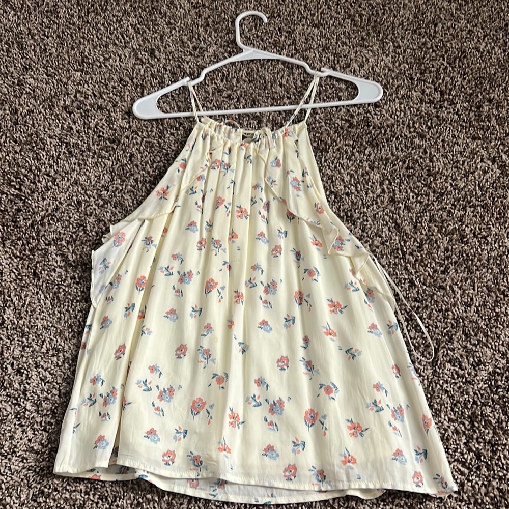 Floral tank top. Only worn 2-3 times. Don’t wear anymore. Non smoker home.